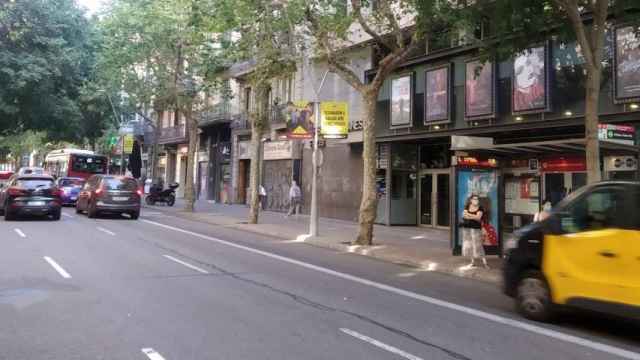 Vehículos circulan en la calle Aribau / METRÓPOLI - JORDI SUBIRANA