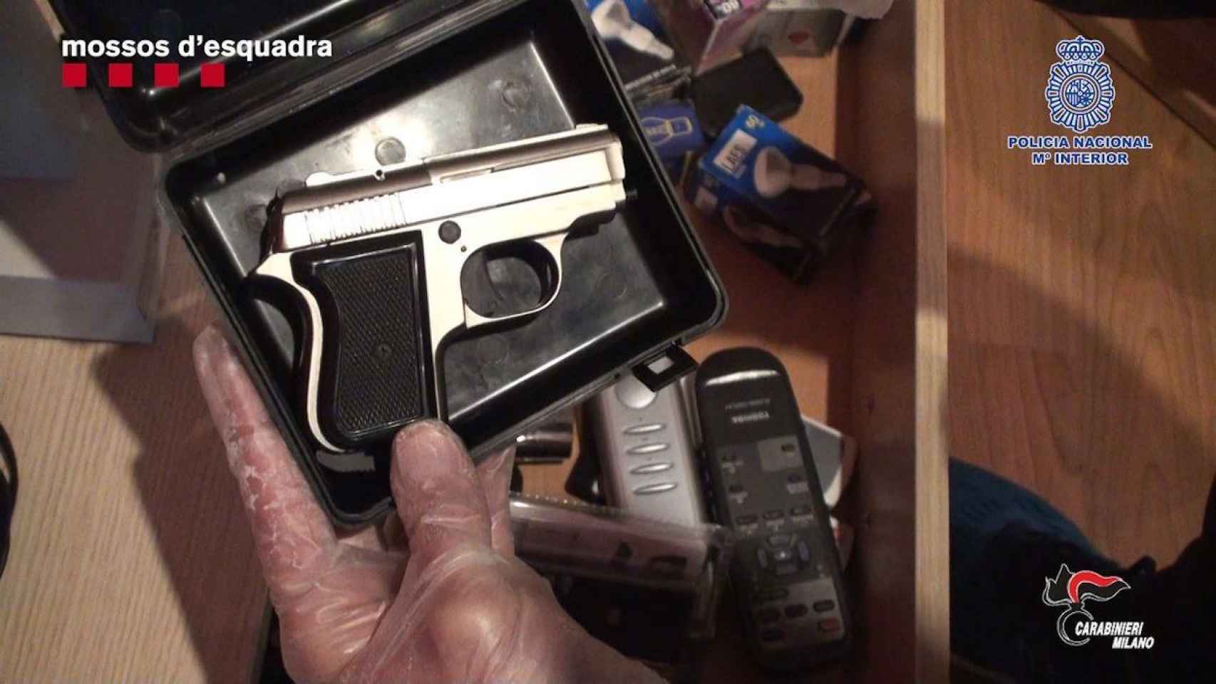 Un arma para perpetrar los asaltos en una imagen de archivo / MOSSOS D'ESQUADRA - POLICÍA