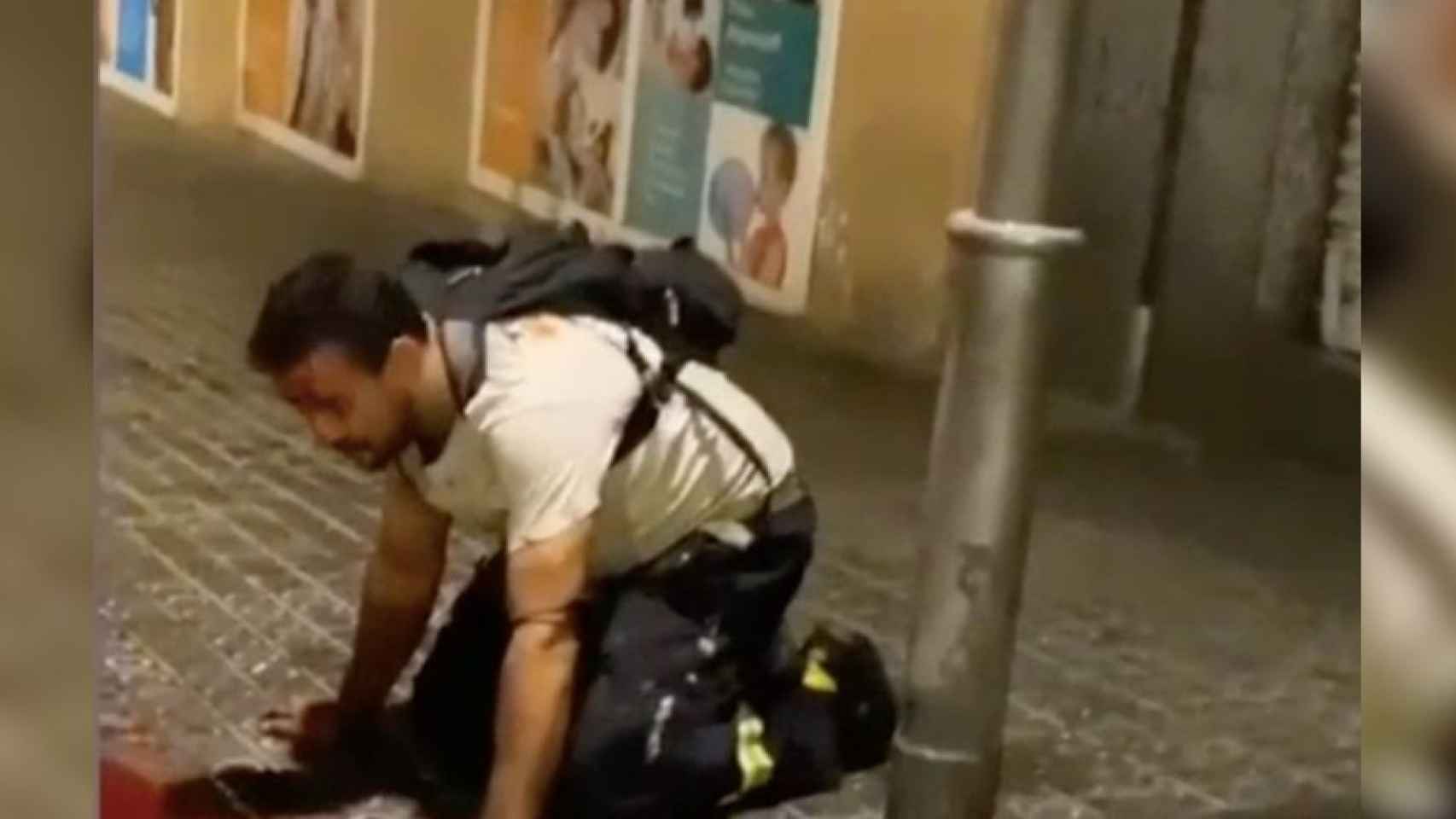 Un hombre termina ensangrentado en la vía pública en Esplugues de Llobregat / METRÓPOLI