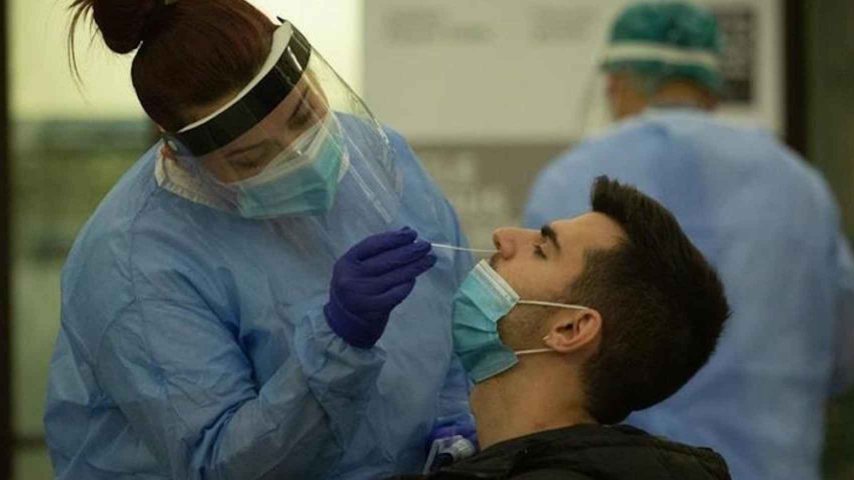 Un joven se somete a un test de antígenos en Barcelona / EUROPA PRESS