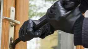Una persona cometiendo un robo en un domicilio de Barcelona / ARCHIVO