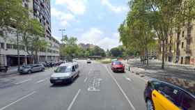 Gran Via de les Corts Catalanes, donde un coche ha arrollado a dos personas y mobiliario urbano / GOOGLE MAPS