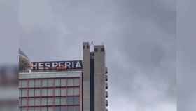 Hombre saltando por la azotea del Hyatt Regency Hesperia de L'Hospitalet de Llobregat / METRÓPOLI