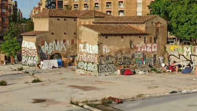 La Torre del Fang, convertida en un campamento de barracas / METRÓPOLI