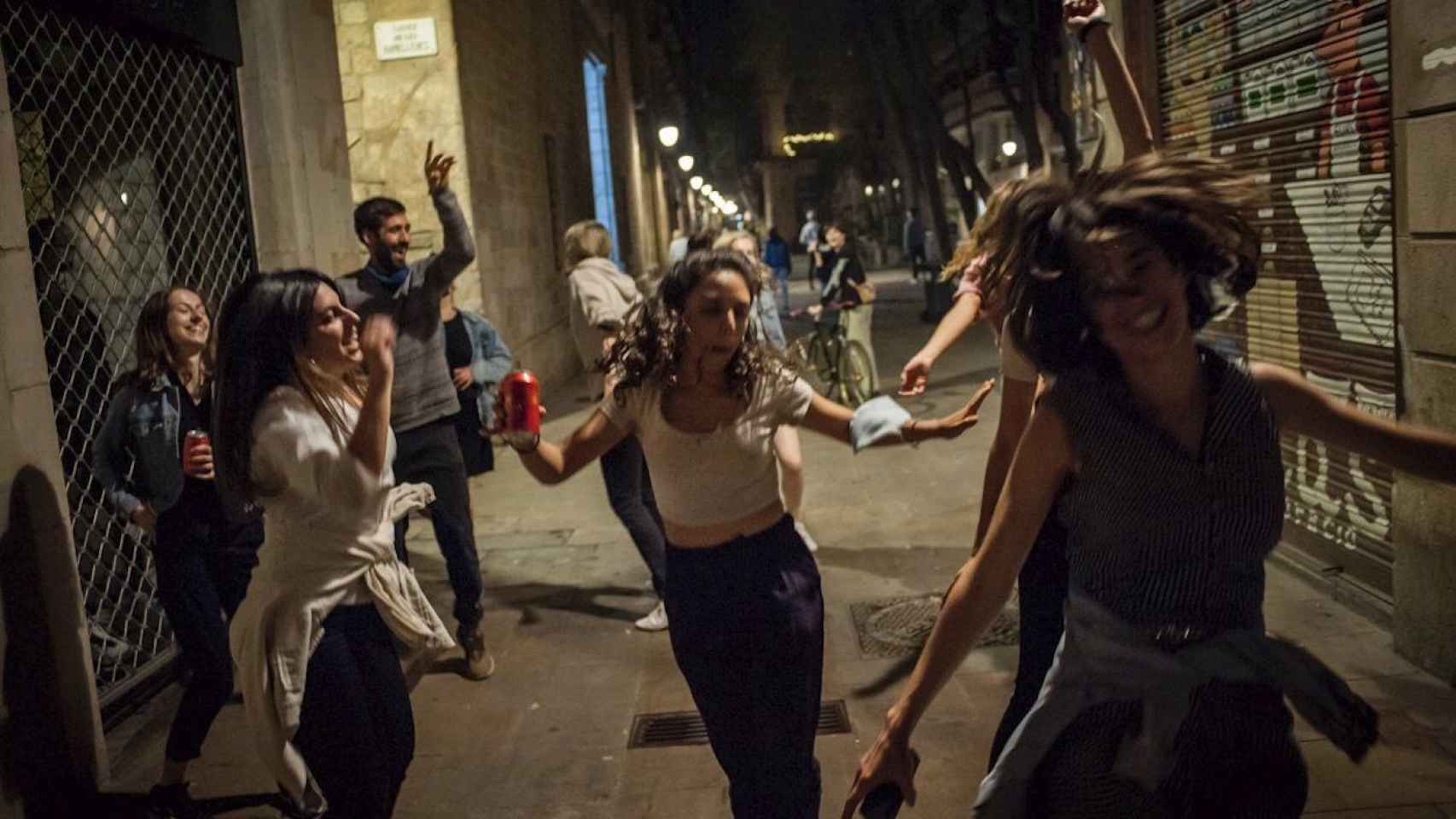 Personas celebran en Barcelona el final del toque de queda / EUROPA PRESS