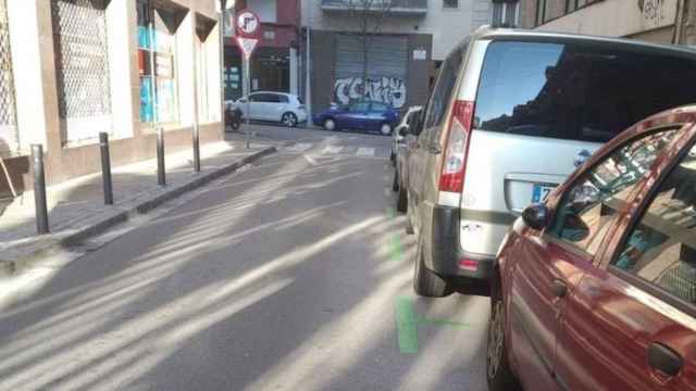 Coches aparcados en el área verde de Barcelona / METRÓPOLI ABIERTA - JORDI SUBIRANA