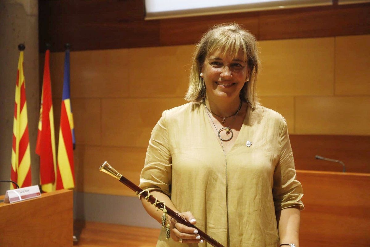 Gemma Badia, con su vara de alcaldesa fotografiada este lunes / AYUNTAMIENTO DE GAVÀ