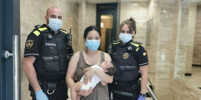 Los agentes de la Guardia Urbana que salvaron la vida de un bebé / AYUNTAMIENTO DE BARCELONA