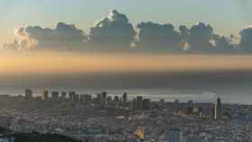 Panorámica de Barcelona con una pequeña línea de convergencia 'cumulus congestus' / ALFONS PUERTAS - @Alfons_pc