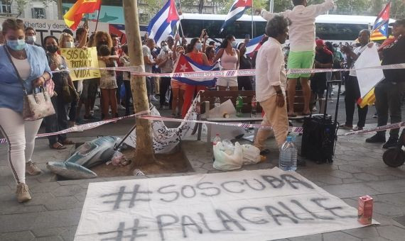 Manifestantes con pancartas ante el consulado de Cuba / METRÓPOLI