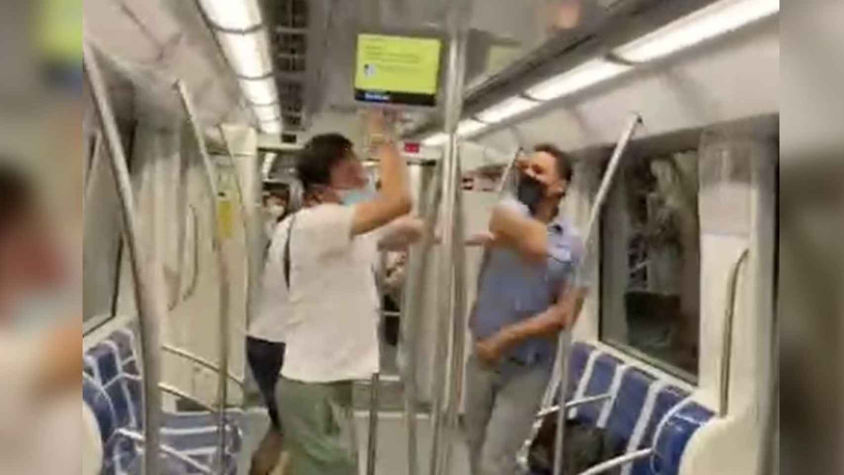 Captura de pantalla de la pelea a puñetazo limpio en el metro de Barcelona / METRÓPOLI