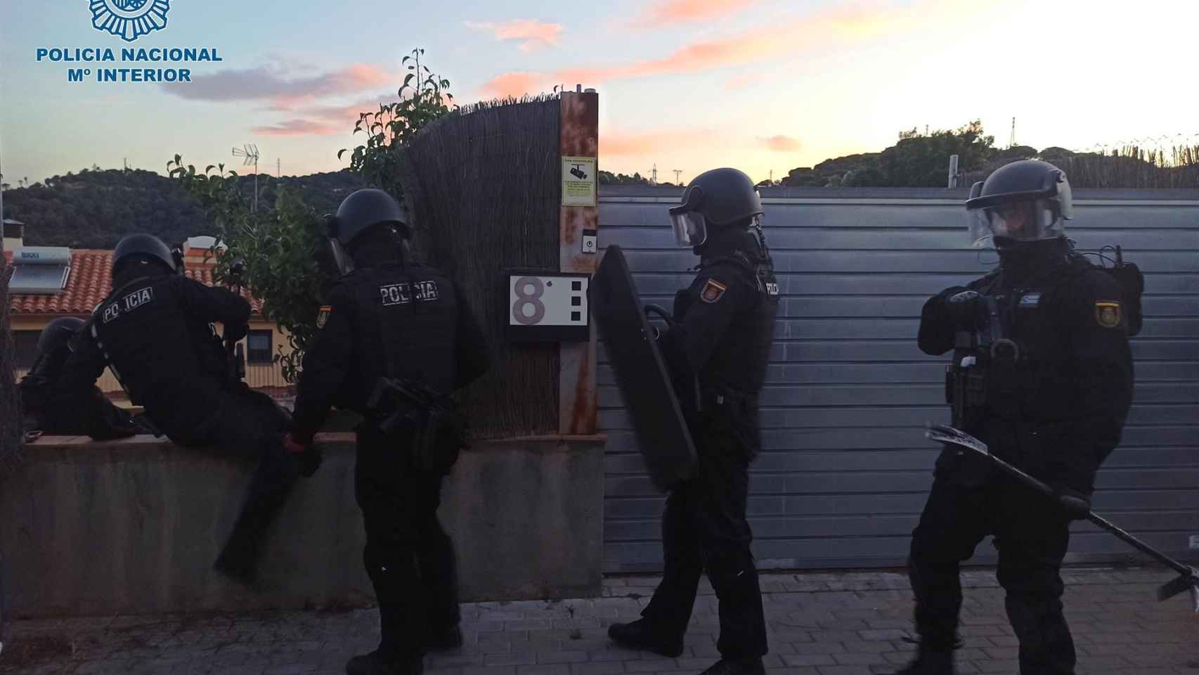 Agentes de la Policía Nacional durante un operativo en el Maresme (Barcelona) / POLICÍA NACIONAL