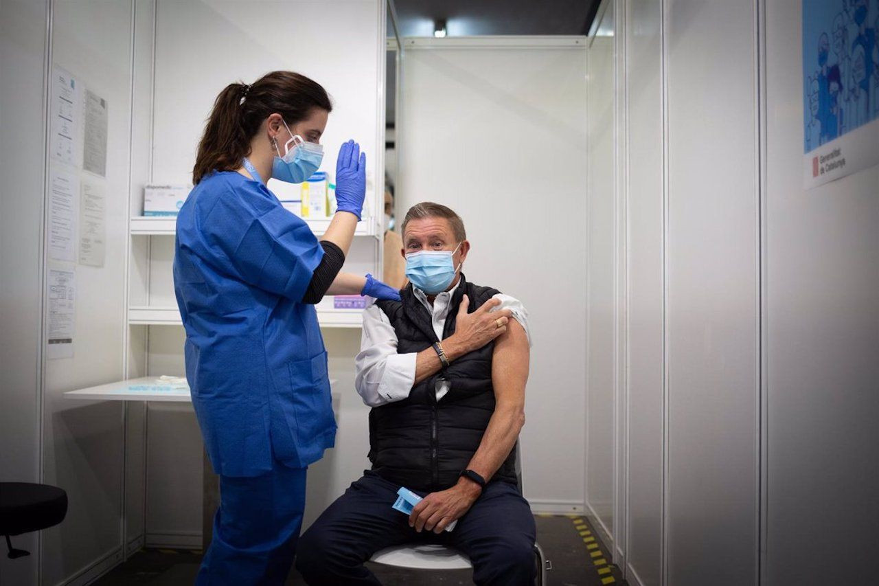 Una persona se vacuna contra el coronavirus / EUROPA PRESS