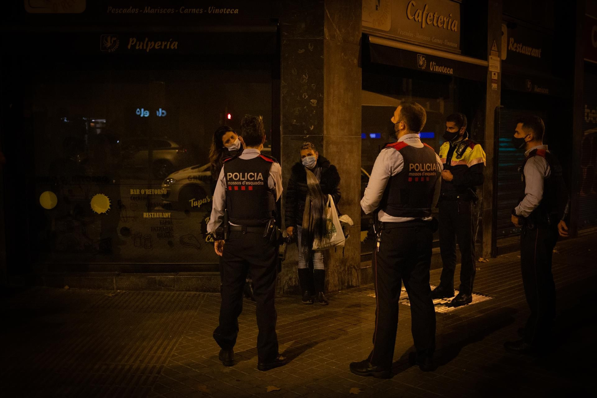 Varios Mossos d'Esquadra paran a una persona durante un control durante el pasado toque de queda en una imagen de archivo / David Zorrakino - Europa Press