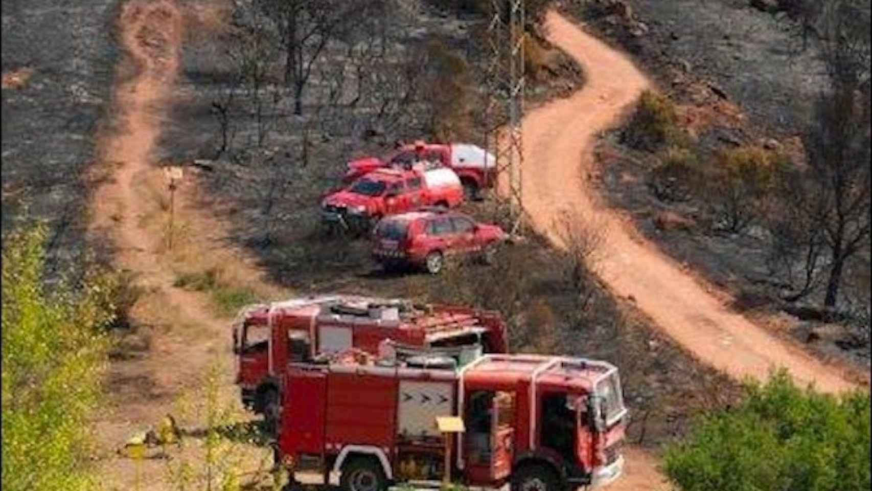 Camiones de bomberos en una zona afectada por un incendio/ BOMBERS