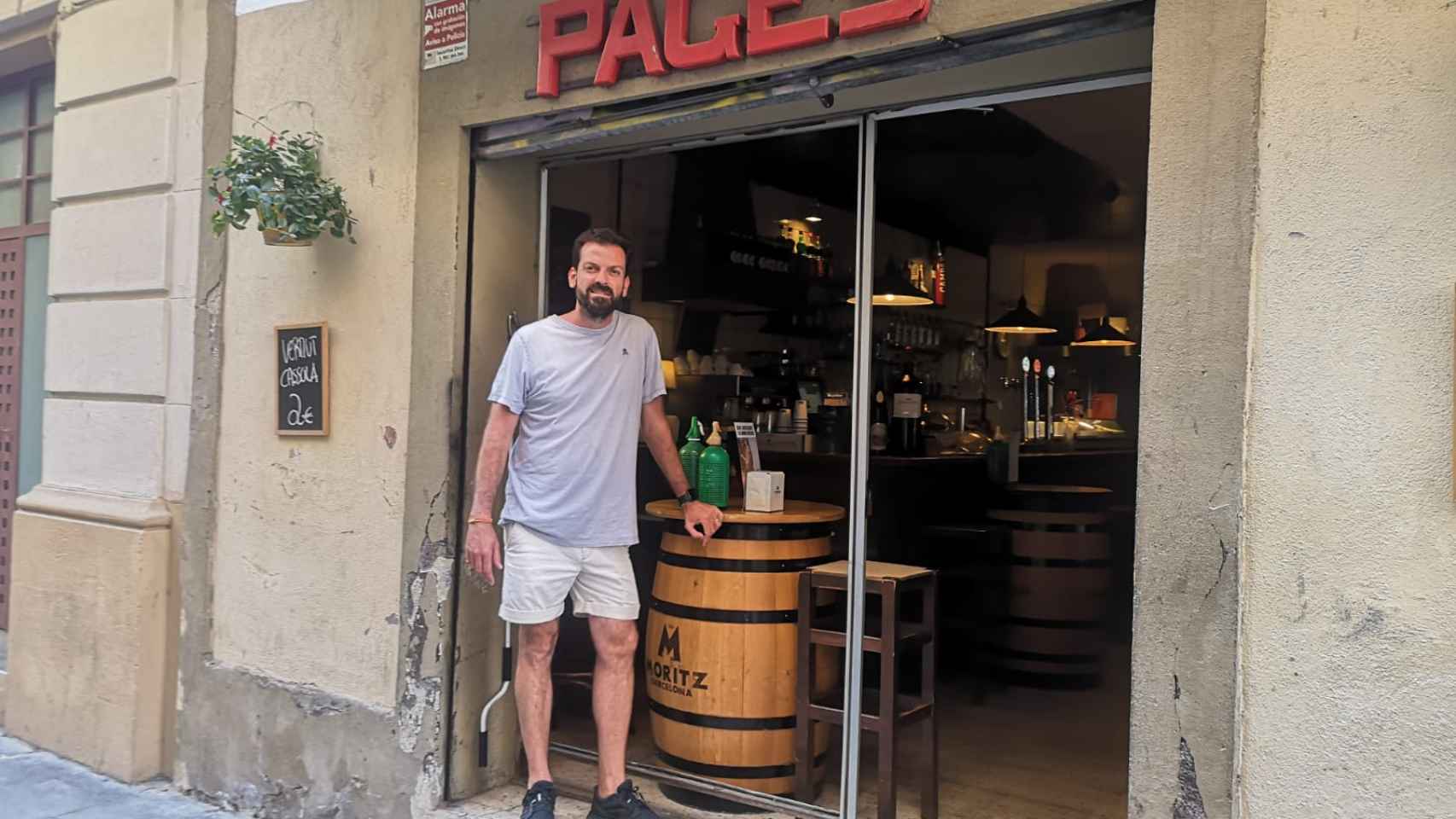 Alberto Barros, enfrente de su restaurante Casa Pagés este miércoles / GUILLEM ANDRÉS