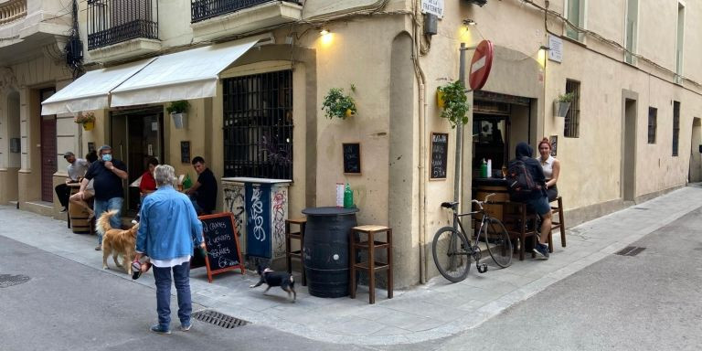Los dos barriles del Casa Pagès ubicados en la calle que le han costado a Barros dos sanciones de 1.500 euros / CASA PAGÈS