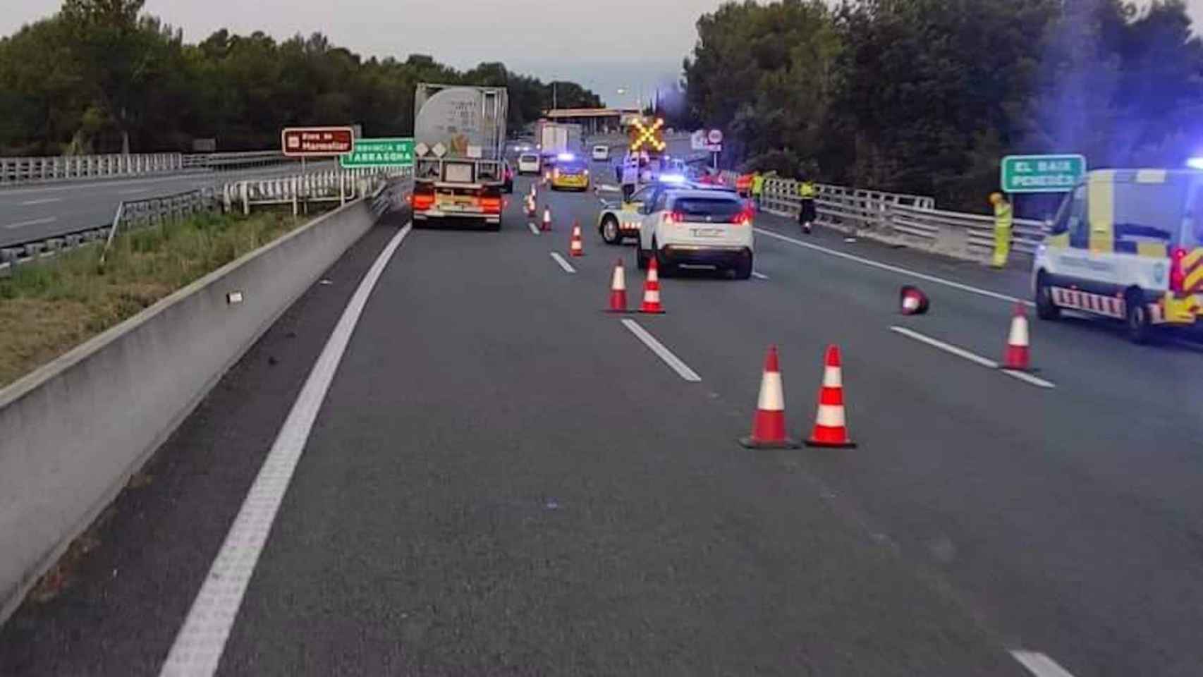 Accidente en la AP-7 a la altura de Castellet i la Gornal, en el que un camionero ha atropellado a un peatón / TWITTER