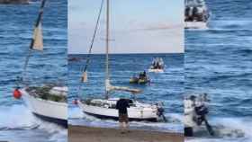 El barco de vela atrapado en la playa de la Barceloneta / CEDIDA