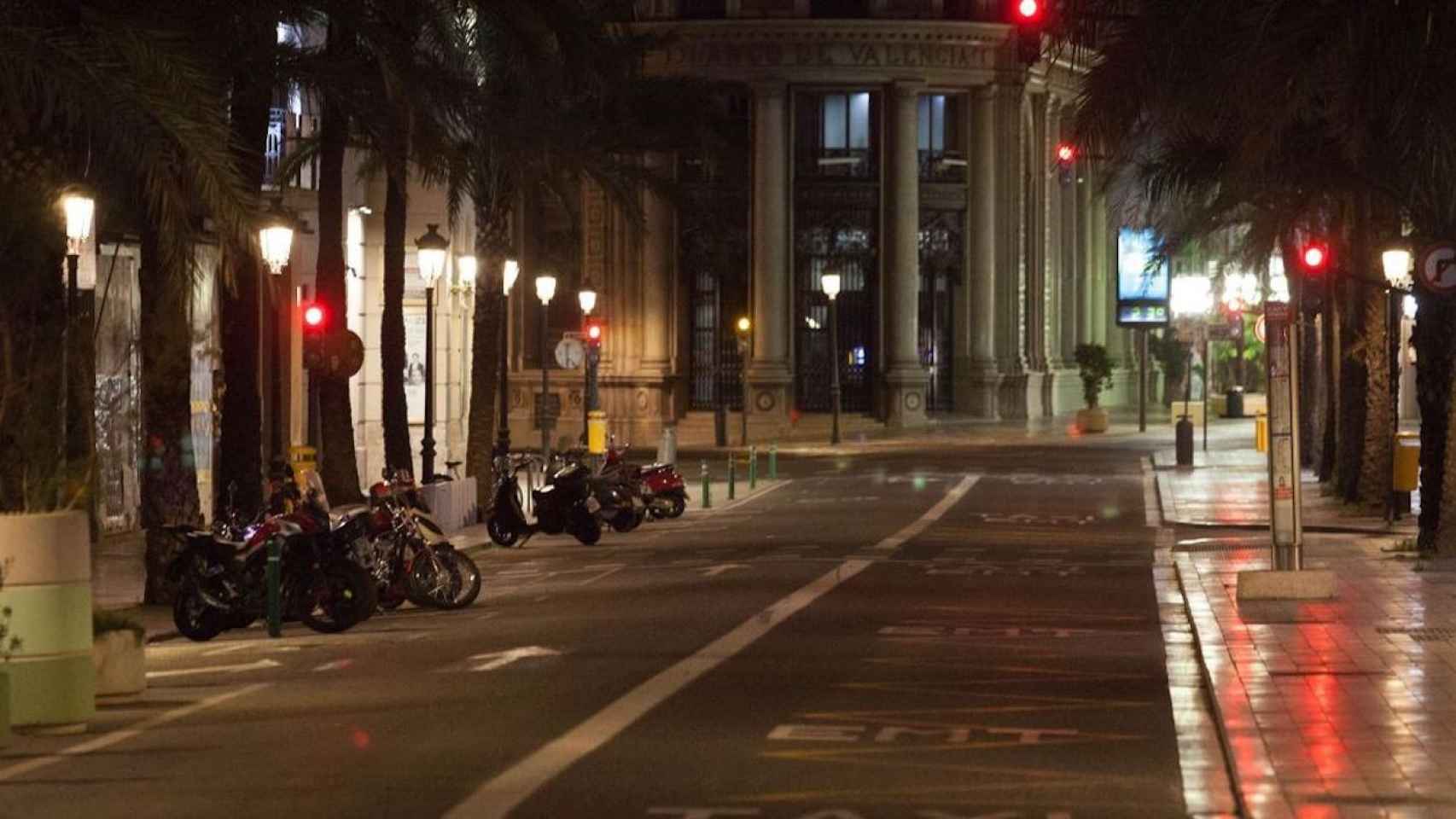 Una calle vacía durante una noche con el toque de queda