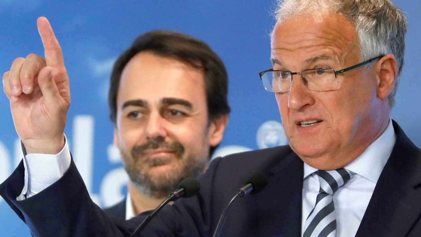 Josep Bou con Óscar Ramírez, ambos concejales del PP en el Ayuntamiento que gobierna Colau / EFE