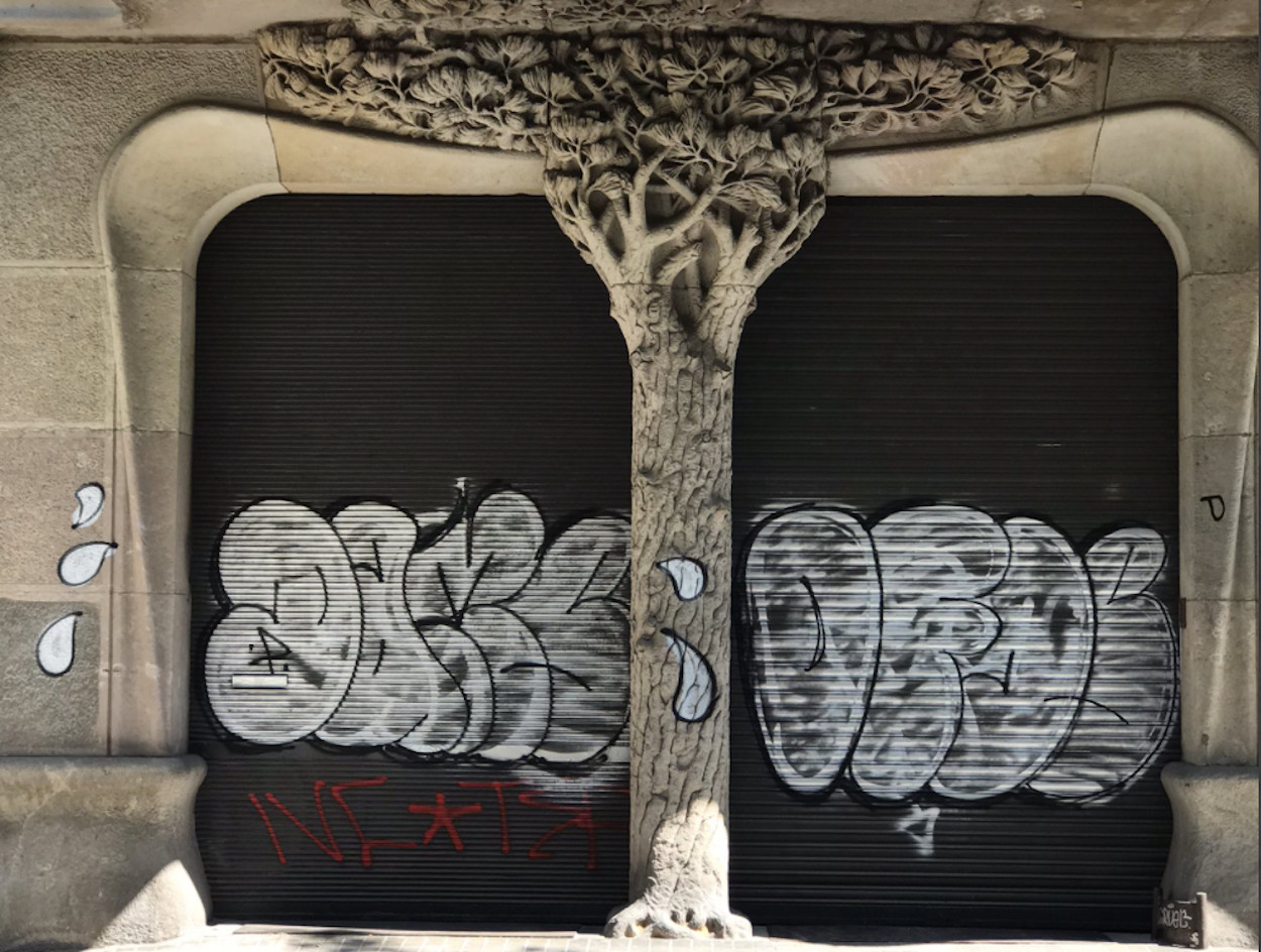 Grafiti en un edificio modernista de Barcelona