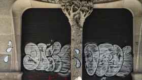 Grafiti en un edificio modernista de Barcelona