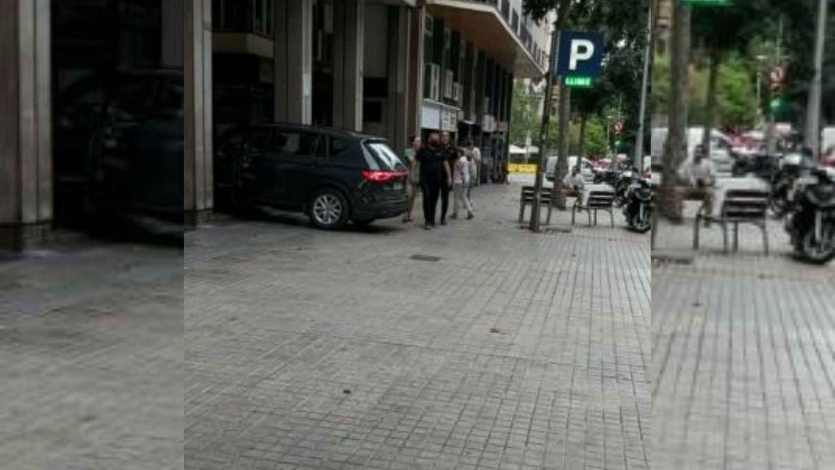 Los agresores desplazándose hacía Matías, que grabó el ataque a un chico cerca del Hotel Axel en el Gayxample de Barcelona / CEDIDA