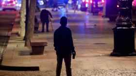 Varios agentes patrullando en Barcelona durante una noche con toque de queda / EFE