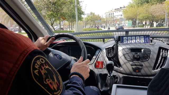 Un agente de la unidad ARRO de los Mossos d'Esquadra en el interior de una furgoneta / MOSSOS