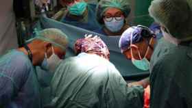 Médicos del Hospital Vall d'Hebron durante un trasplante de pulmón en Barcelona / EUROPA PRESS
