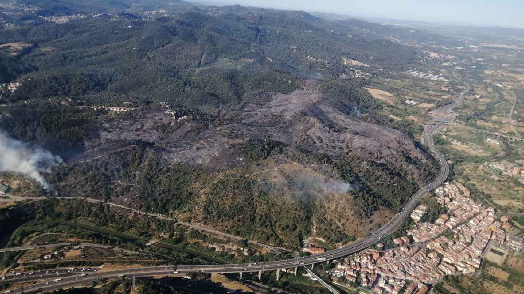 Incendio forestal en Castellví y Martorell (Barcelona) / BOMBERS