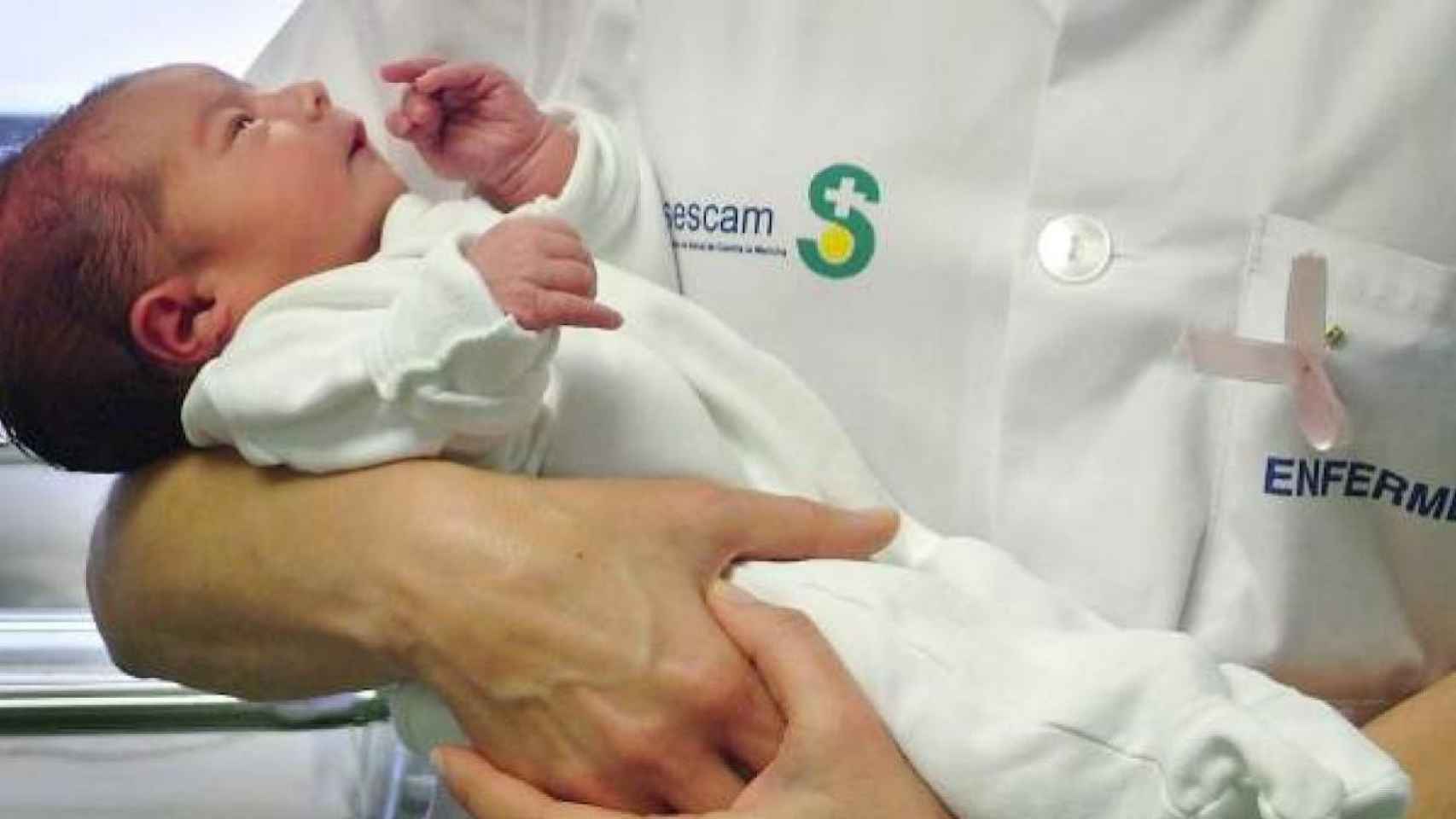 Un recién nacido en brazos / EUROPA PRESS
