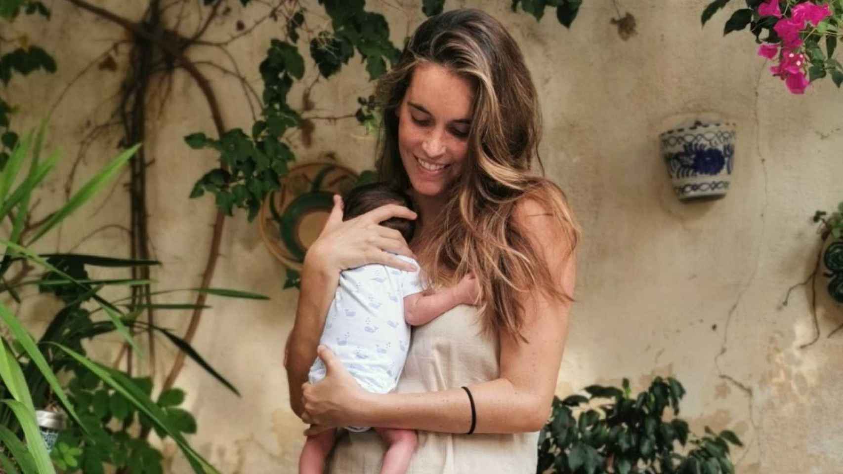 La deportista de élite Ona Carbonell con su hijo Kai en brazos / RTVE