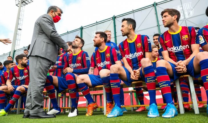 El presidente del FC Barcelona, Joan Laporta, con los jugadores del primer equipo / FC BARCELONA