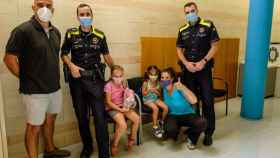 Los agentes de la Guardia Urbana junto a la familia de Emma / GUARDIA URBANA