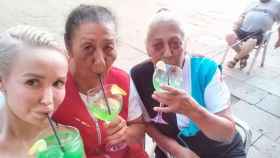 Ángela Dobrowolski y Emilia Montero y Lola, dos miembros del clan Jodorovich, tomando una copa / TWITTER