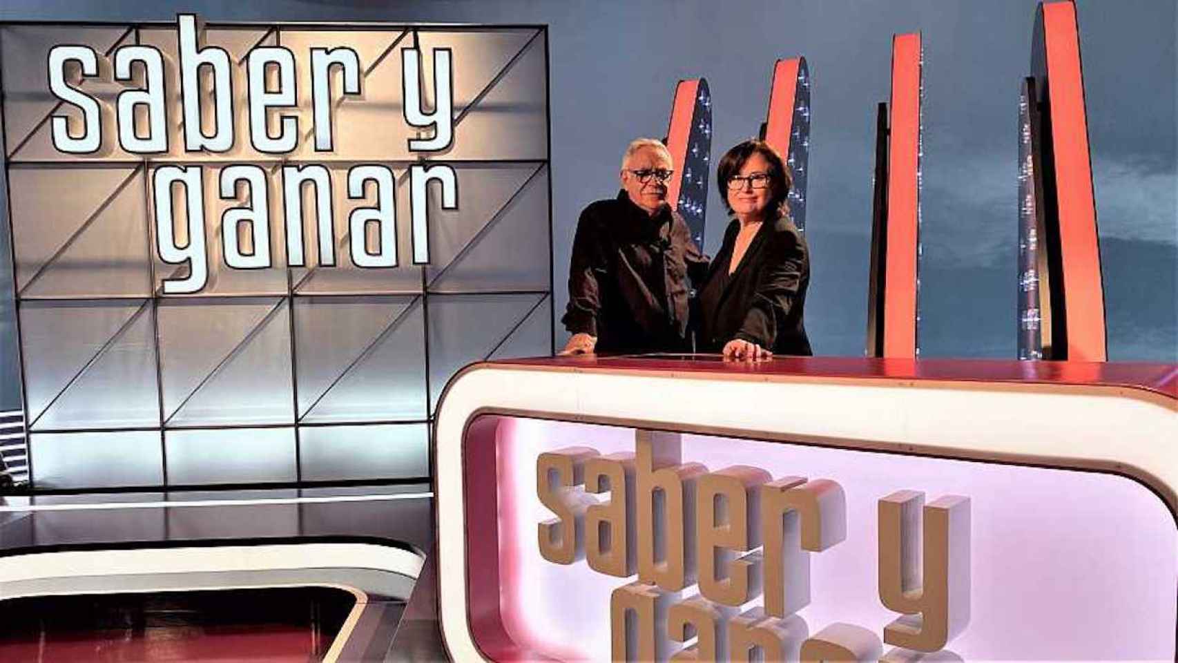 Juanjo Cardenal y Elisenda Roca en el plató de Saber y Ganar / RTVE