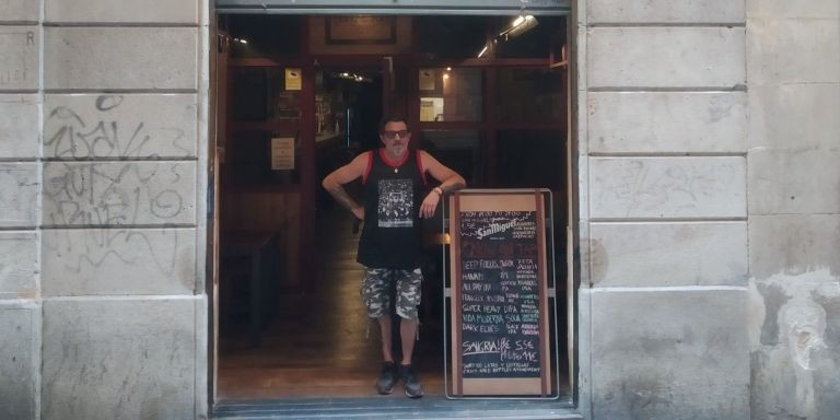 Óscar, delante del bar El Trope, en el barrio Gòtic / METRÓPOLI - JORDI SUBIRANA