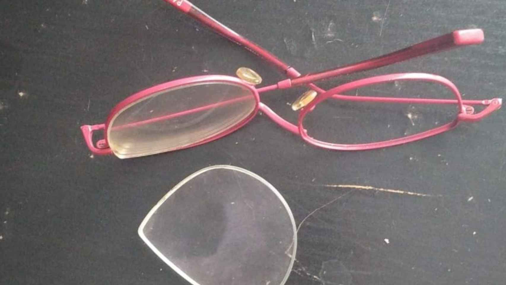 Las gafas de la víctima tras la agresión transfoba de este miércoles en la estación de Sants / @TransFuria