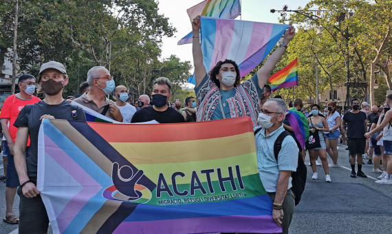 Ambiente de la manifestación contra la LGTBIfòbia en Paseo de Gracia con Gran Via / MA