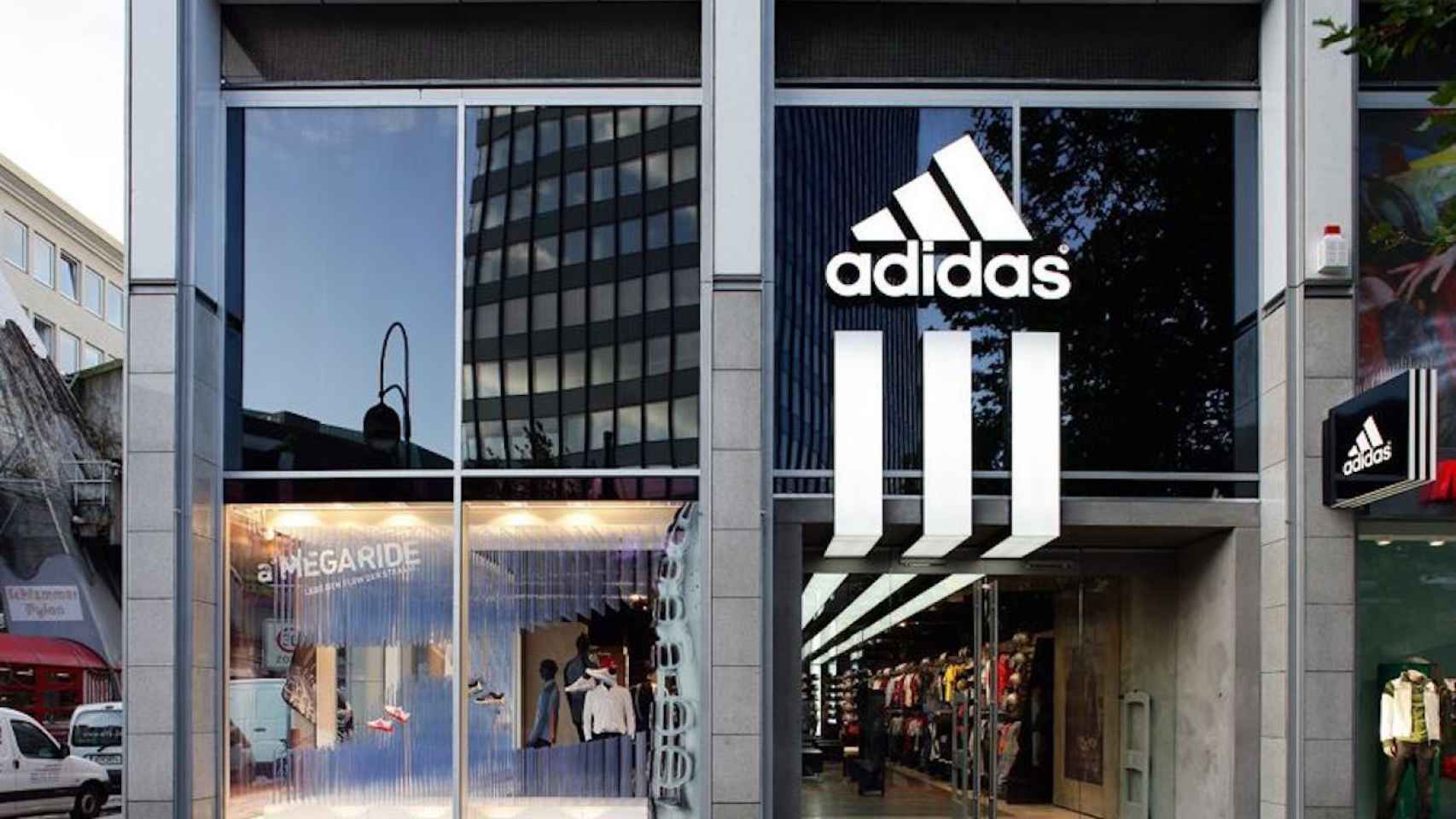 Exterior de una tienda de la compañía alemana Adidas