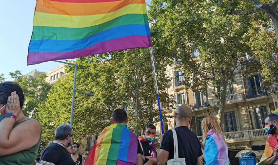 Ambiente de la manifestación contra la LGTBIfòbia en paseo de Gracia con Gran Via / MA