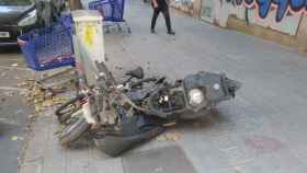 La moto, abandona en la calle de la Independència / METRÓPOLI