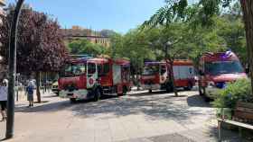 Tres camiones de Bomberos en la parada de metro de Lesseps / METRÓPOLI
