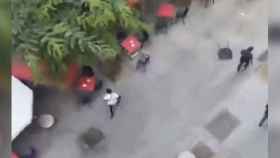 Captura de pantalla del vídeo en el que se ve la batalla campal entre vecinos y ladrones en Barcelona / METRÓPOLI