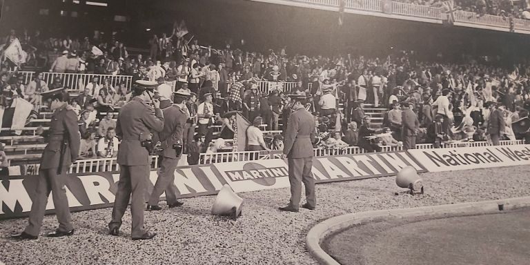El Camp Nou durante la final de la Recopa de 1972, famosa por los accidentes de los hinchas del Glasgow Rangers