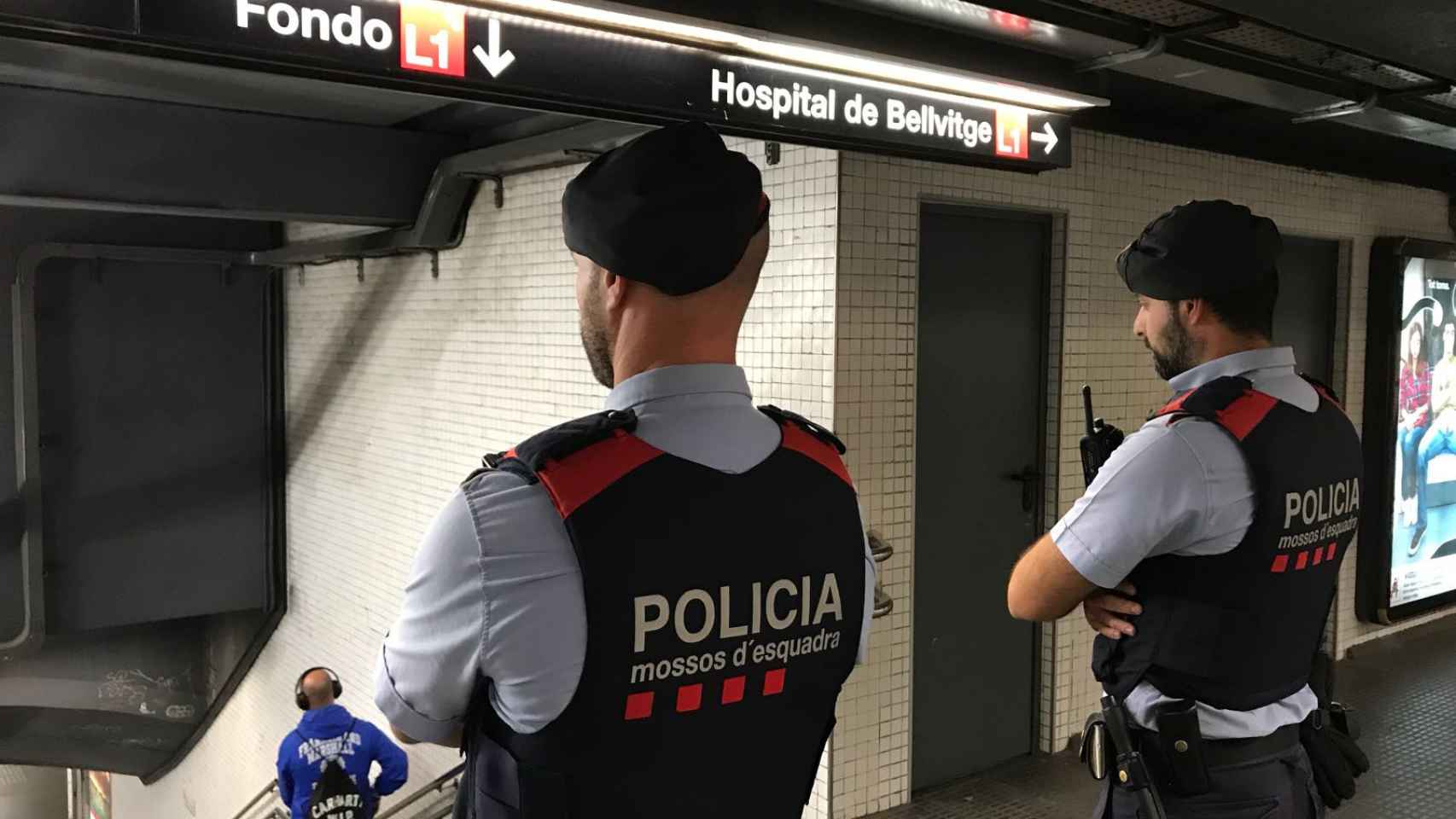 Dos mossos en la línea 1 del metro de Barcelona / MOSSOS D'ESQUADRA