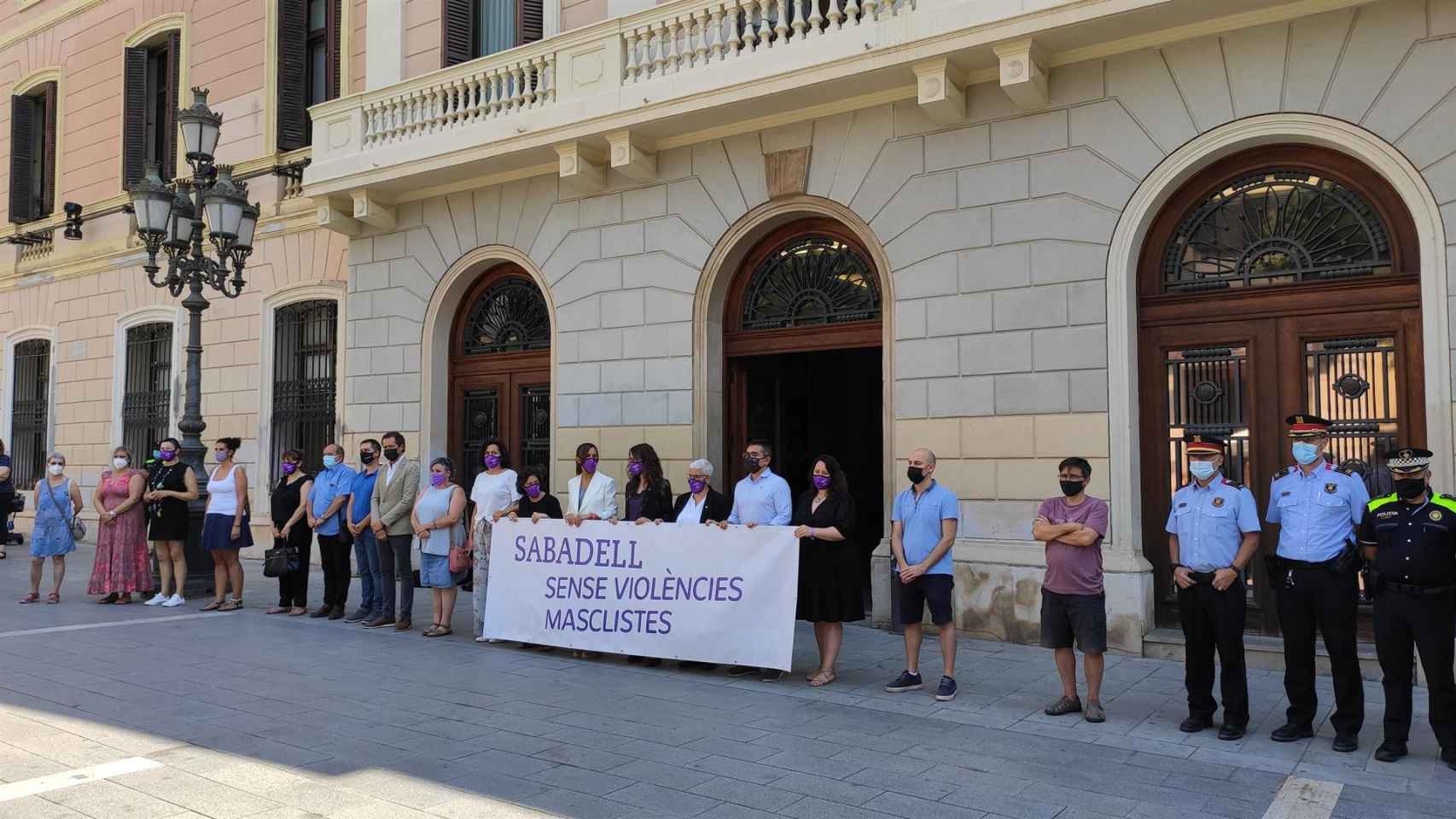 El minuto de silencio guardado en la plaza Sant Roc de Sabadell (Barcelona) / EUROPA PRESS
