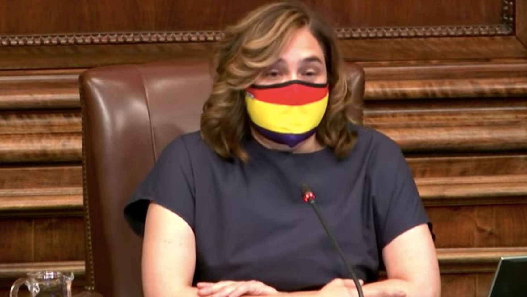 Ada Colau, con la mascarilla con los colores de la bandera republicana / AYUNTAMIENTO DE BARCELONA